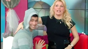 Bystig brunett Vanessa visar svensk sexfilm upp sina onanerande färdigheter