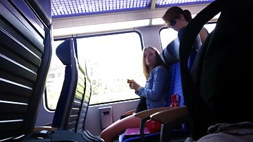 Hot Asian Babe strippar och svensk porr på nätet visar upp rakad fitta för att onanera med en vibrator live