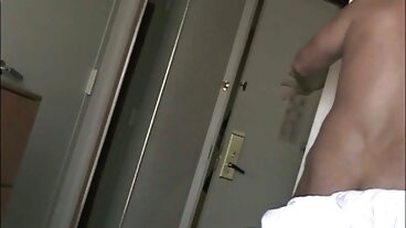 Bystig slampa Brooke Wylde omgiven av porrfilm svensk gratis svarta tuppar