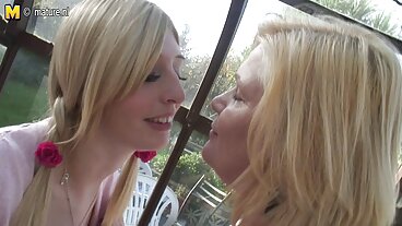 2 mogna kvinnor sexfilm Horny Chix på 2 Strapping Dix!