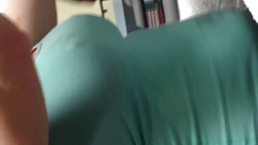 Kort ingefära flicka första svensk mjukporr anal defloration sex av stor kuk