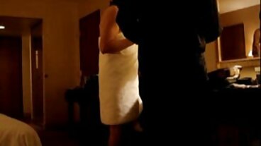Busty Buffy äldre porr onanerar i fransk dessous