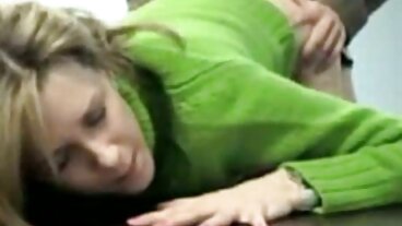 Small breasted Katalina Mills knullad med äldre porr vulkanen cumshot