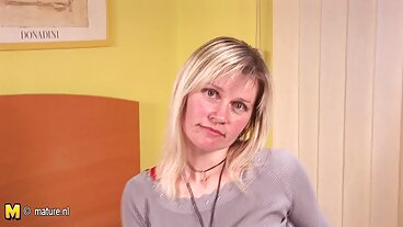 Cindy's Trosa har ett porr äldre damer DickRide Hole i sig!