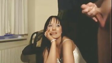 All insmord Keisha Gray ger en oljig nakna tjejer porn titfuck i trädgården