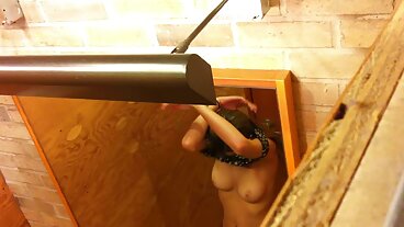 Squirters klädda i läder får ett par tuppar att skjuta jizz i munnen mogna damer porr