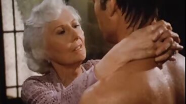 Anal Whore har en mogen porr gratis rik pojkvän och blir knullad på sin båt