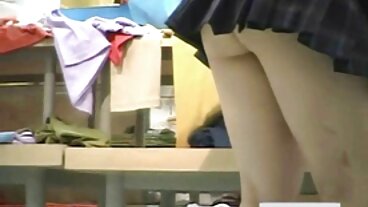 Lycklig kille får en lycklig massage av heta asiatiska svensk erotisk tonårsbrudar